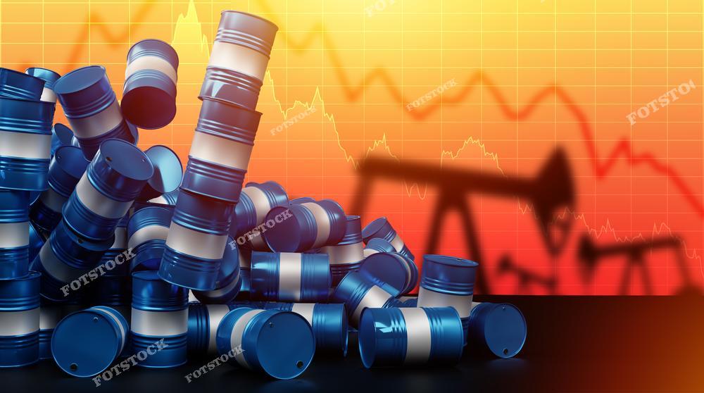 На фотографии изображены нефтяные бочки, сложенные друг на друга, на фоне падающего графика цен на нефть. Силуэты нефтяных качалок усиливают ассоциацию с нефтяной отраслью. Яркий фон с графиками, падающими вниз, символизирует падение цен на нефть и экономические трудности в отрасли. Эта сцена отражает проблемы и вызовы нефтяного рынка в условиях изменяющейся мировой экономики.